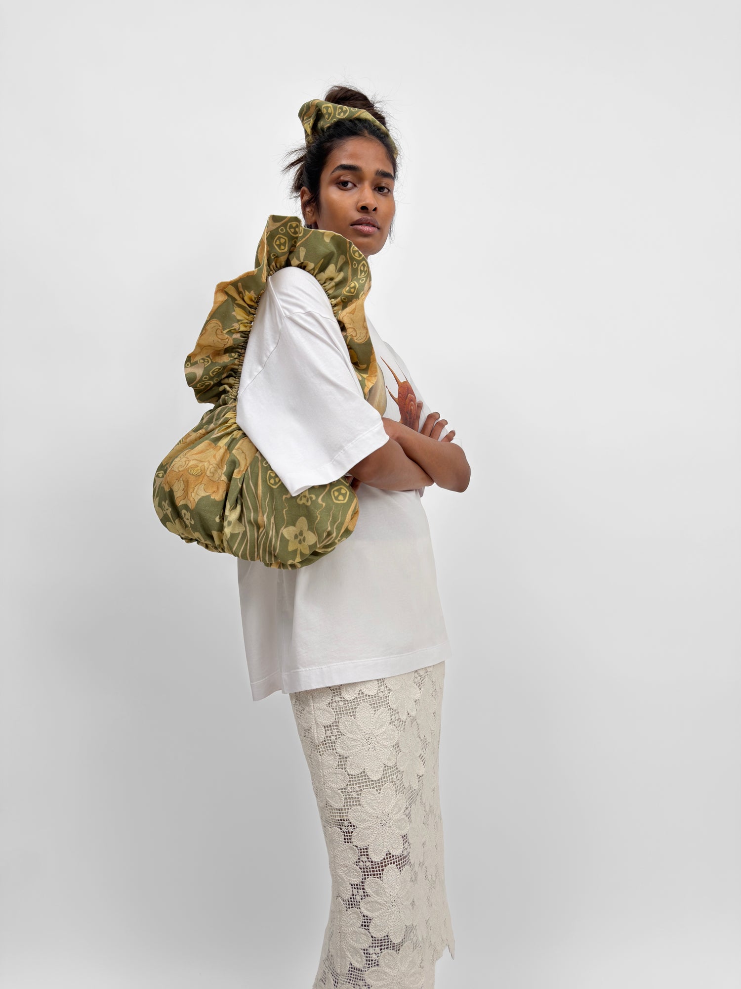 The scrunchie bag in Tulip print